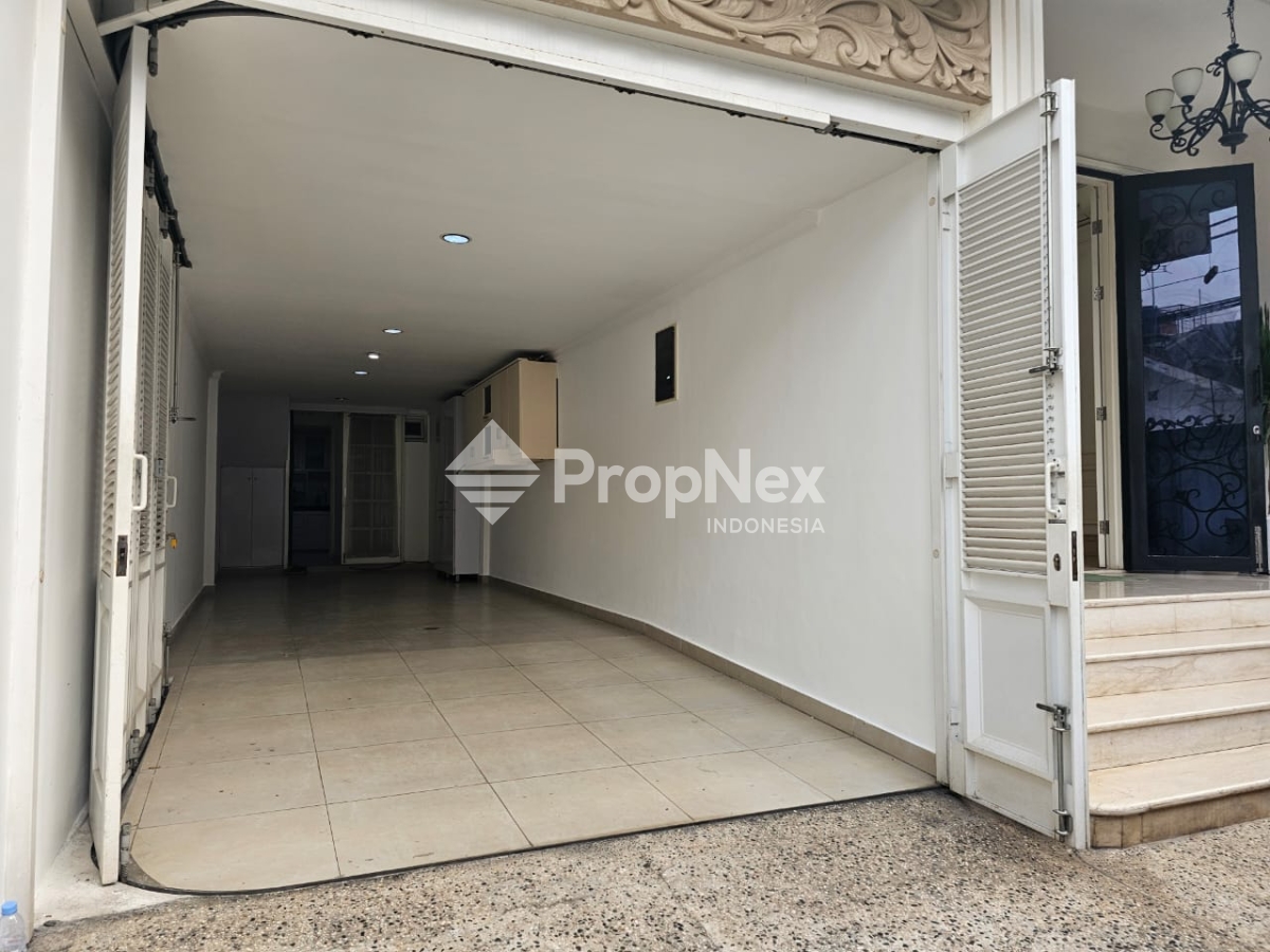Rumah Mewah luas dengan Swimming Pool & Rooftop di Tebet — foto 3